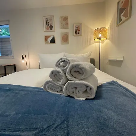 Vorstadtoase - Fuer 2 Personen Mit Smart Tv, Parken, Eigenen Bad, Netflix - Naehe Ber شقة