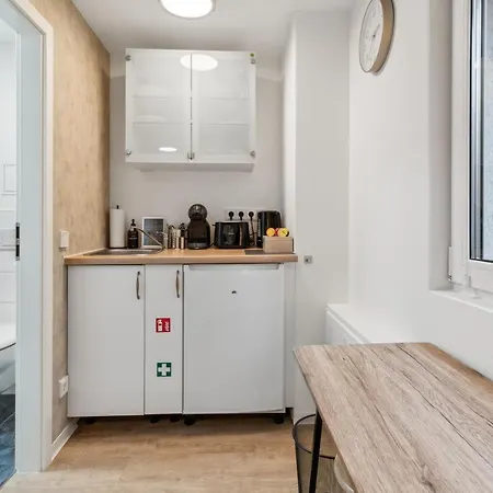 Vorstadtoase - Fuer 2 Personen Mit Smart Tv, Parken, Eigenen Bad, Netflix - Naehe Ber *