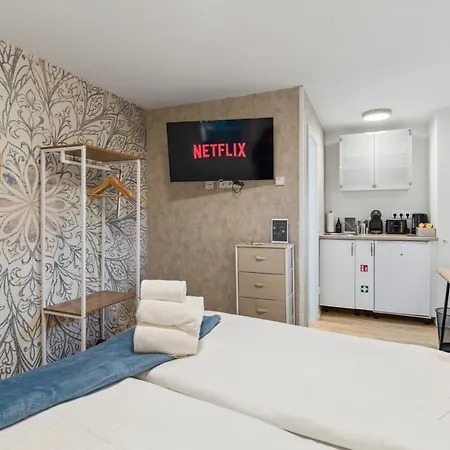 Vorstadtoase - Fuer 2 Personen Mit Smart Tv, Parken, Eigenen Bad, Netflix - Naehe Ber شقة *